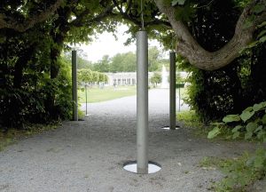 Triangel, vandlyd i tre stålrør, Ulriksdals Slotspark Stockholm sommer 2005