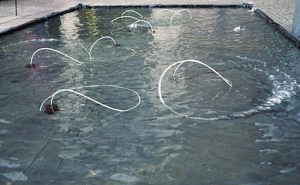 Uro 2003, vandbassin med trykluftslanger i bevægelse i gården ved Charlottenborg